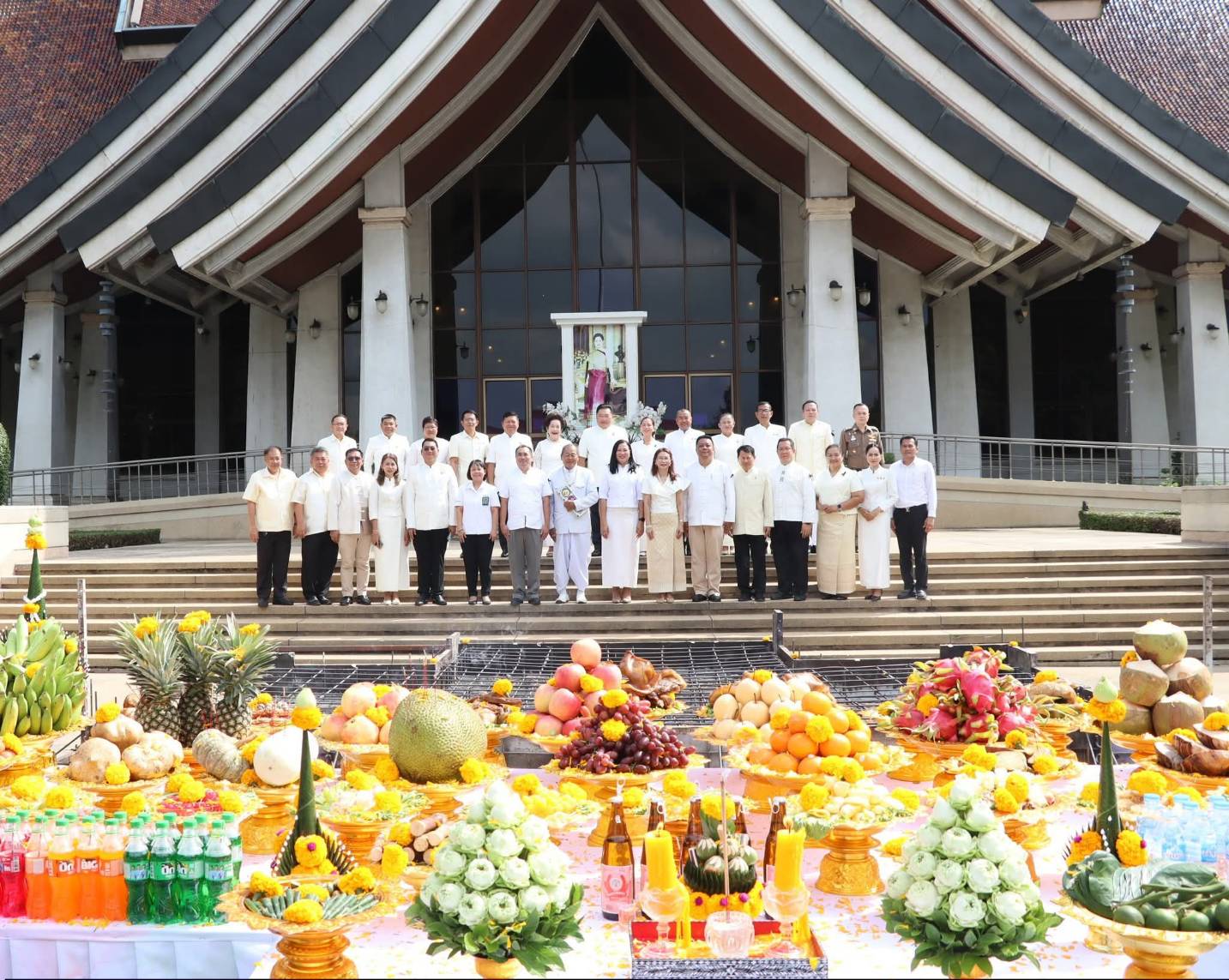 title - ศพส. ร่วมพิธีบวงสรวงซุ้มถวายดอกไม้จันทน์ จังหวัดพระนครศรีอยุธยา น้อมรำลึกในพระมหากรุณาธิคุณ สมเด็จพระบรมราชชนนีพันปีหลวง ณ บริเวณด้านหน้าอาคารศาลาพระมิ่งขวัญ ศูนย์ส่งเสริมและพัฒนาอาชีพเสริมนอกภาคการเกษตร (ศูนย์ศิลปาชีพ บางไทรฯ (เดิม))